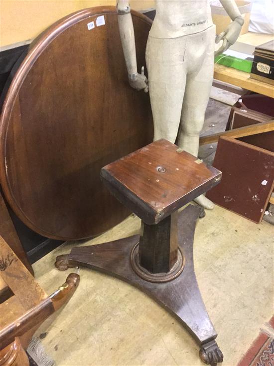 Early Victorian mahogany circular topped dining table